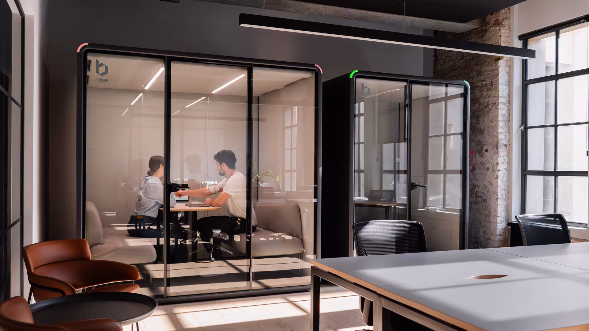 Bureau soundproof booths in a modern office