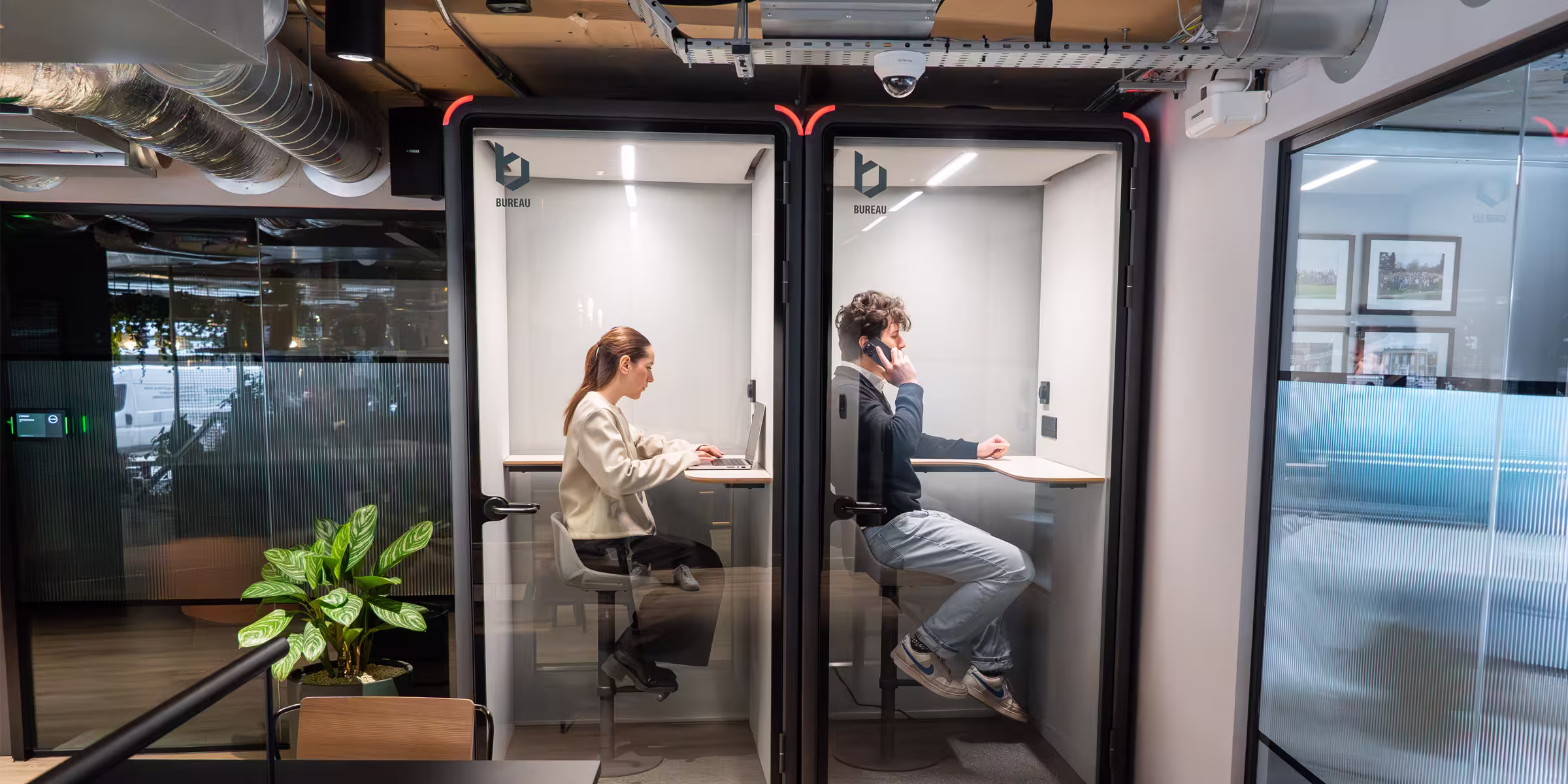 Bureau soundproof booths in a modern office